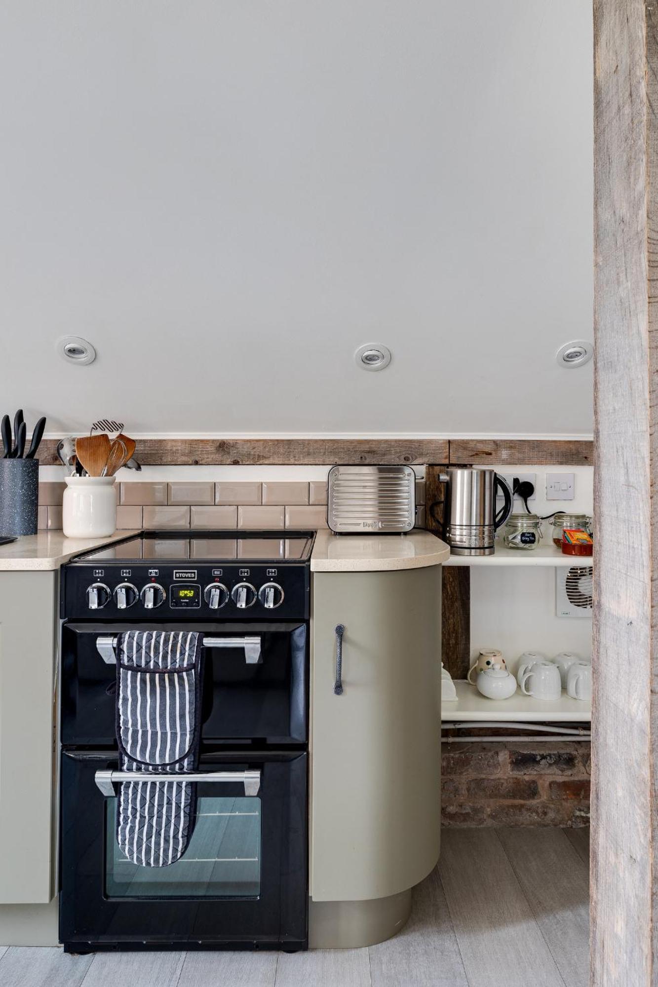 Вилла Oak Tree Hideaway Уитчерч Экстерьер фото