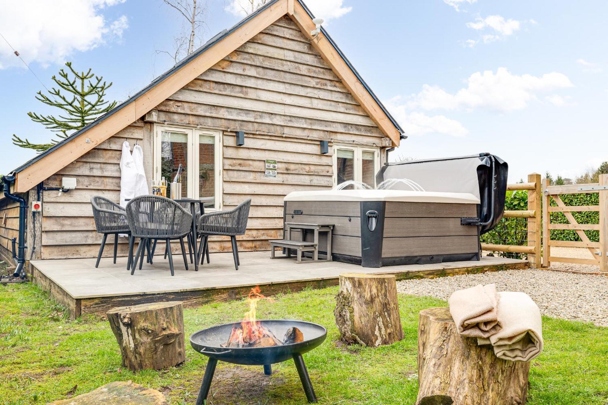 Вилла Oak Tree Hideaway Уитчерч Экстерьер фото