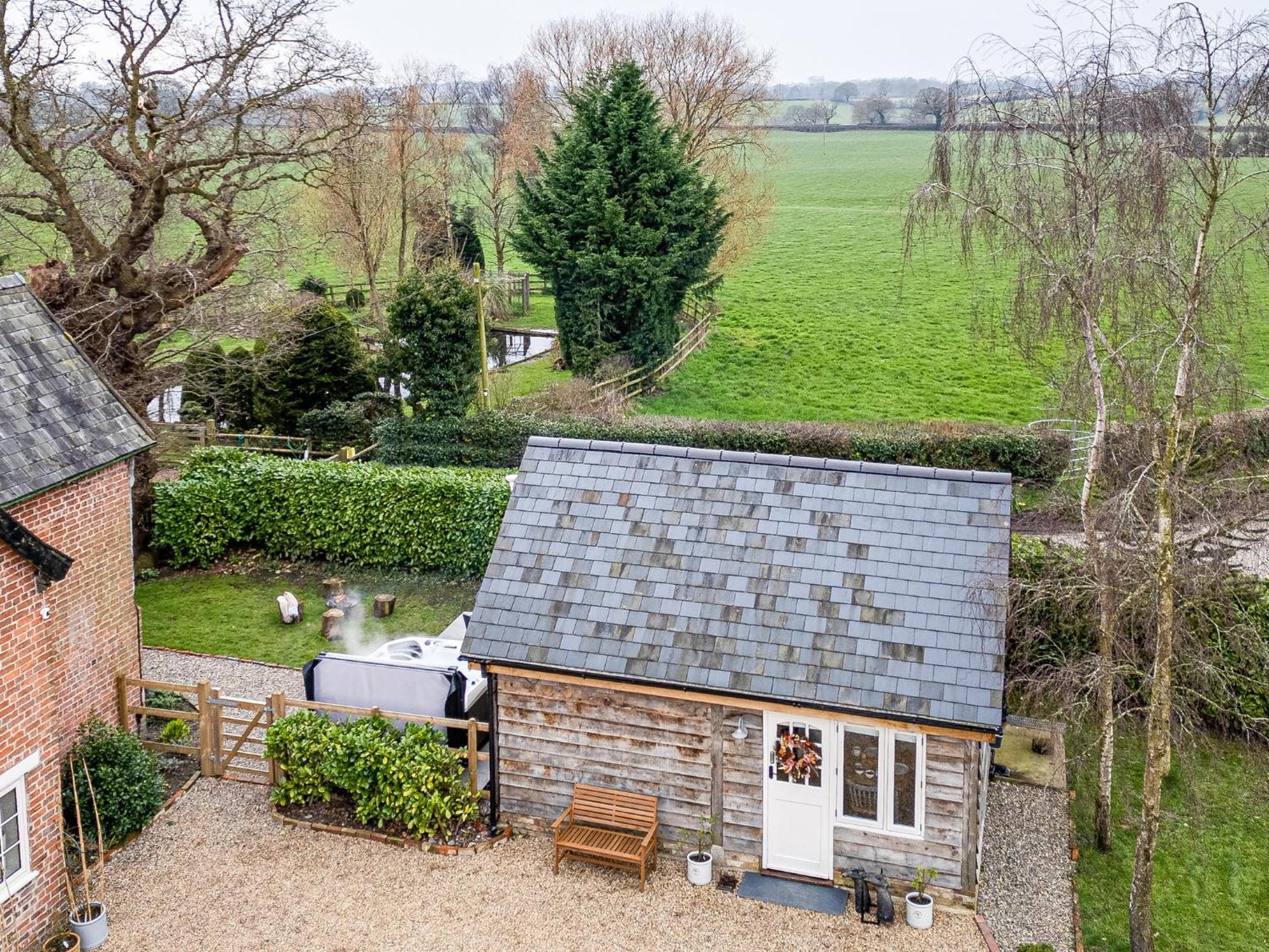 Вилла Oak Tree Hideaway Уитчерч Экстерьер фото