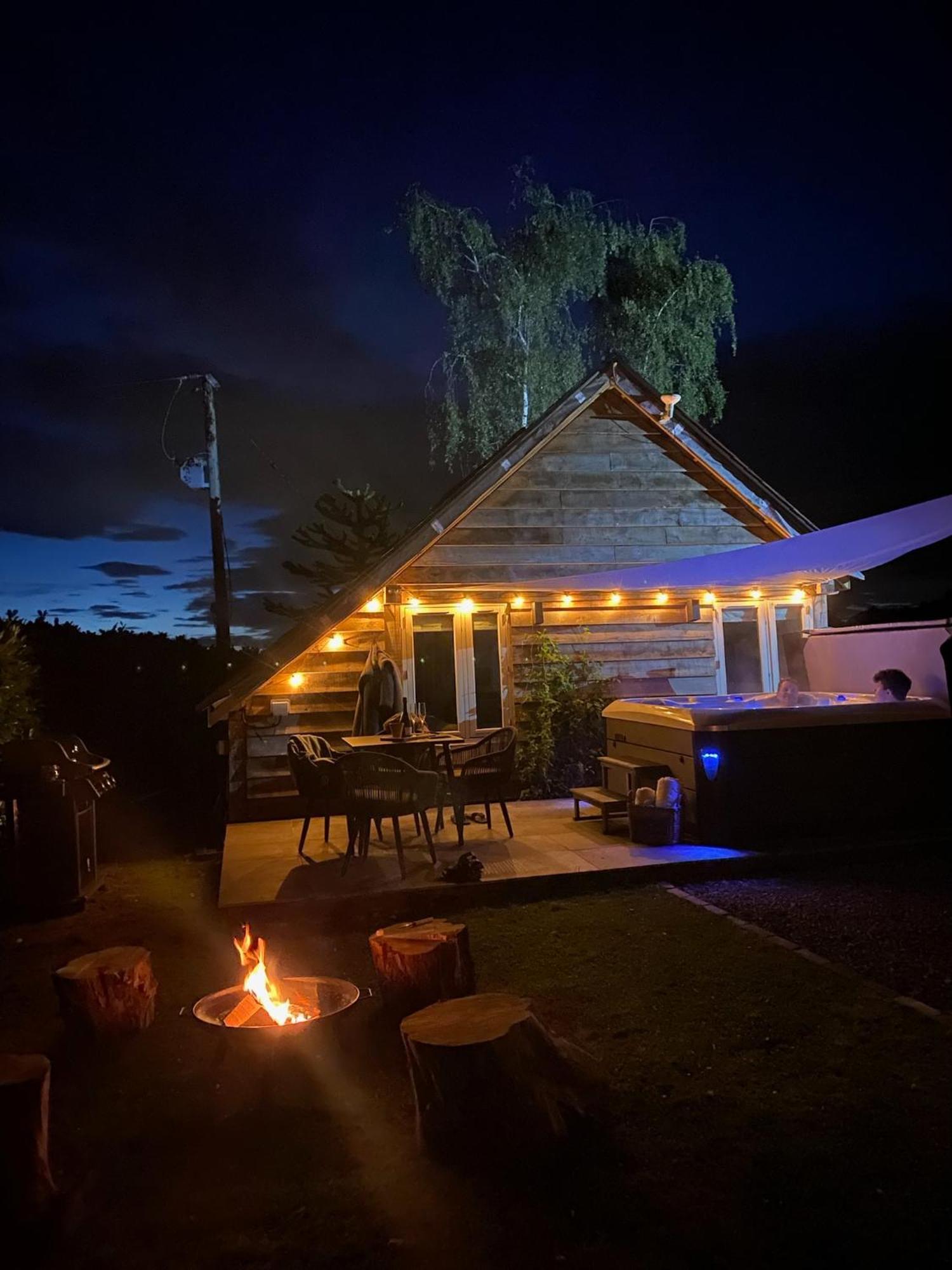 Вилла Oak Tree Hideaway Уитчерч Экстерьер фото