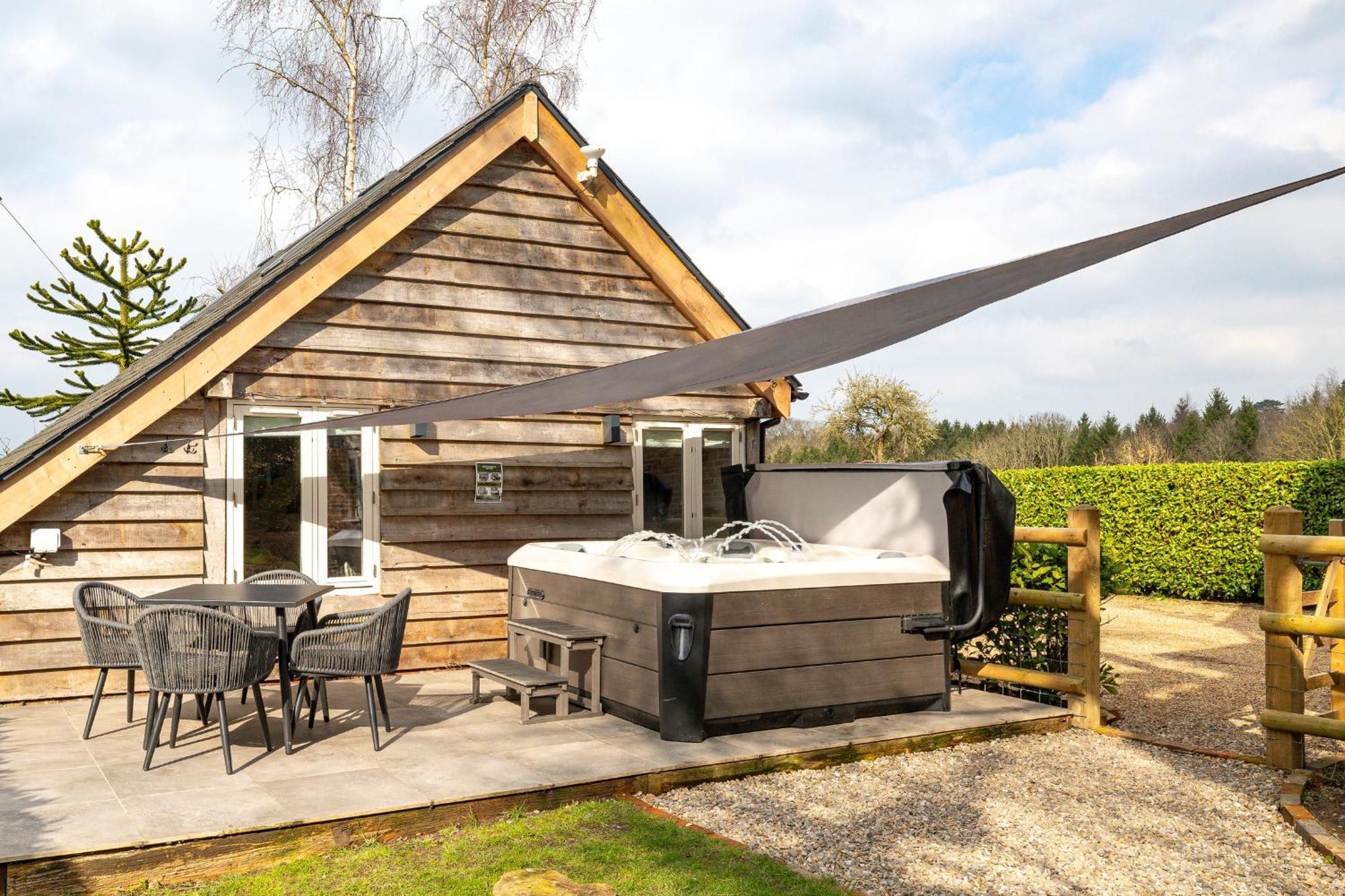 Вилла Oak Tree Hideaway Уитчерч Экстерьер фото